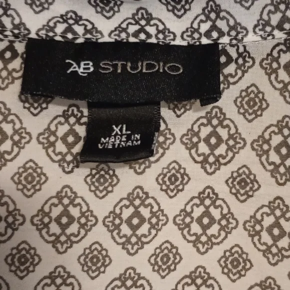 AB Studio Patterned Button-Up Blouse Size XL - Picture 3 of 3